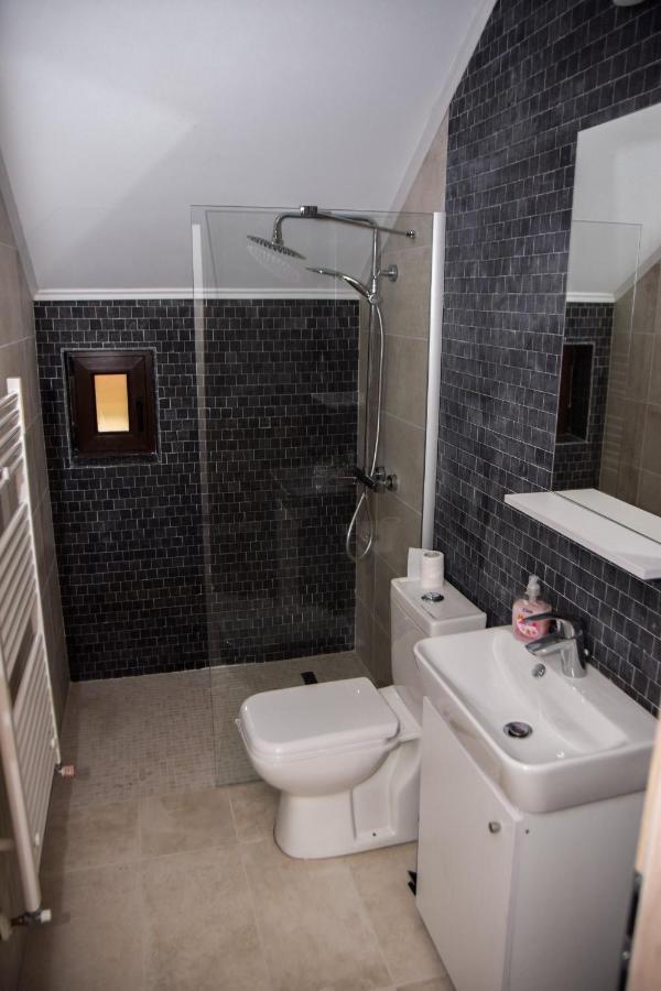 Hotel New House à Curtea de Argeş Extérieur photo
