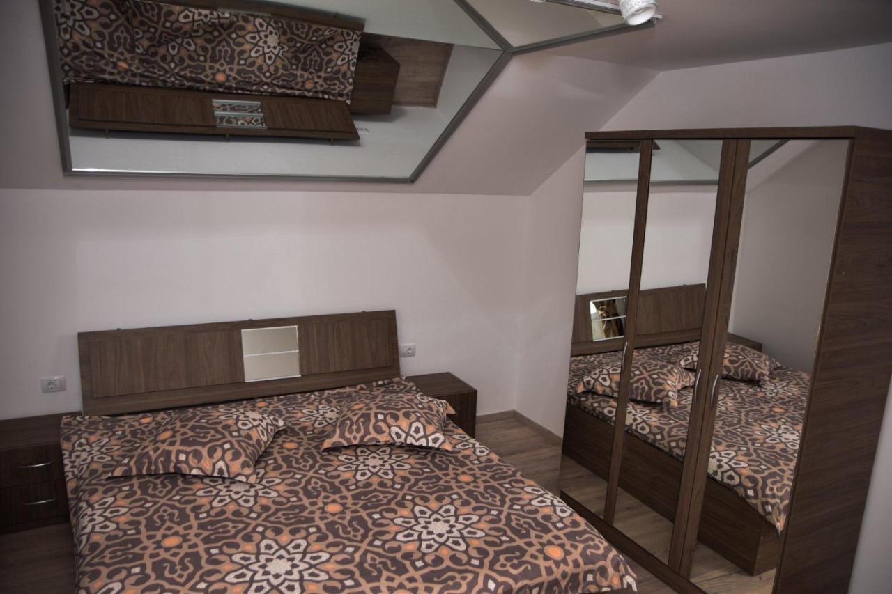 Hotel New House à Curtea de Argeş Extérieur photo